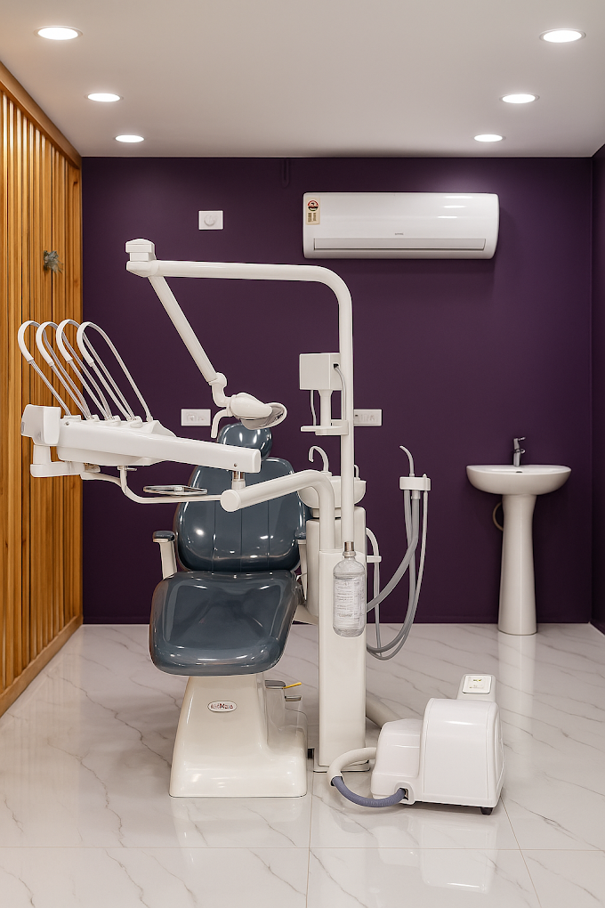 Transparent treatment room with clear glass and wood partitions at SONRISA DENTAL.